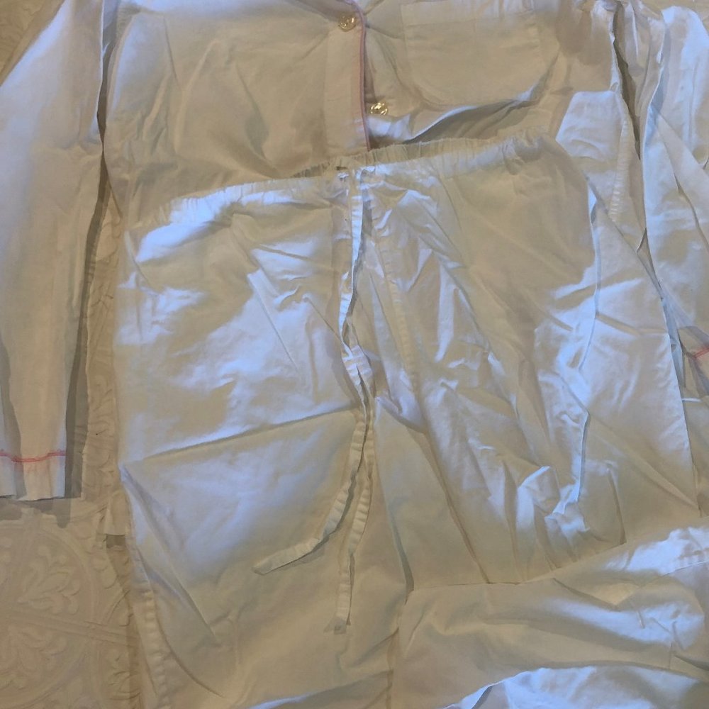 Brooks Brothers Women's Pajamas, in white with pink piping in size medium
